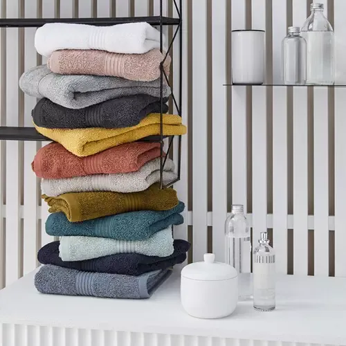 Pile de serviettes de toilette professionnelles colorées